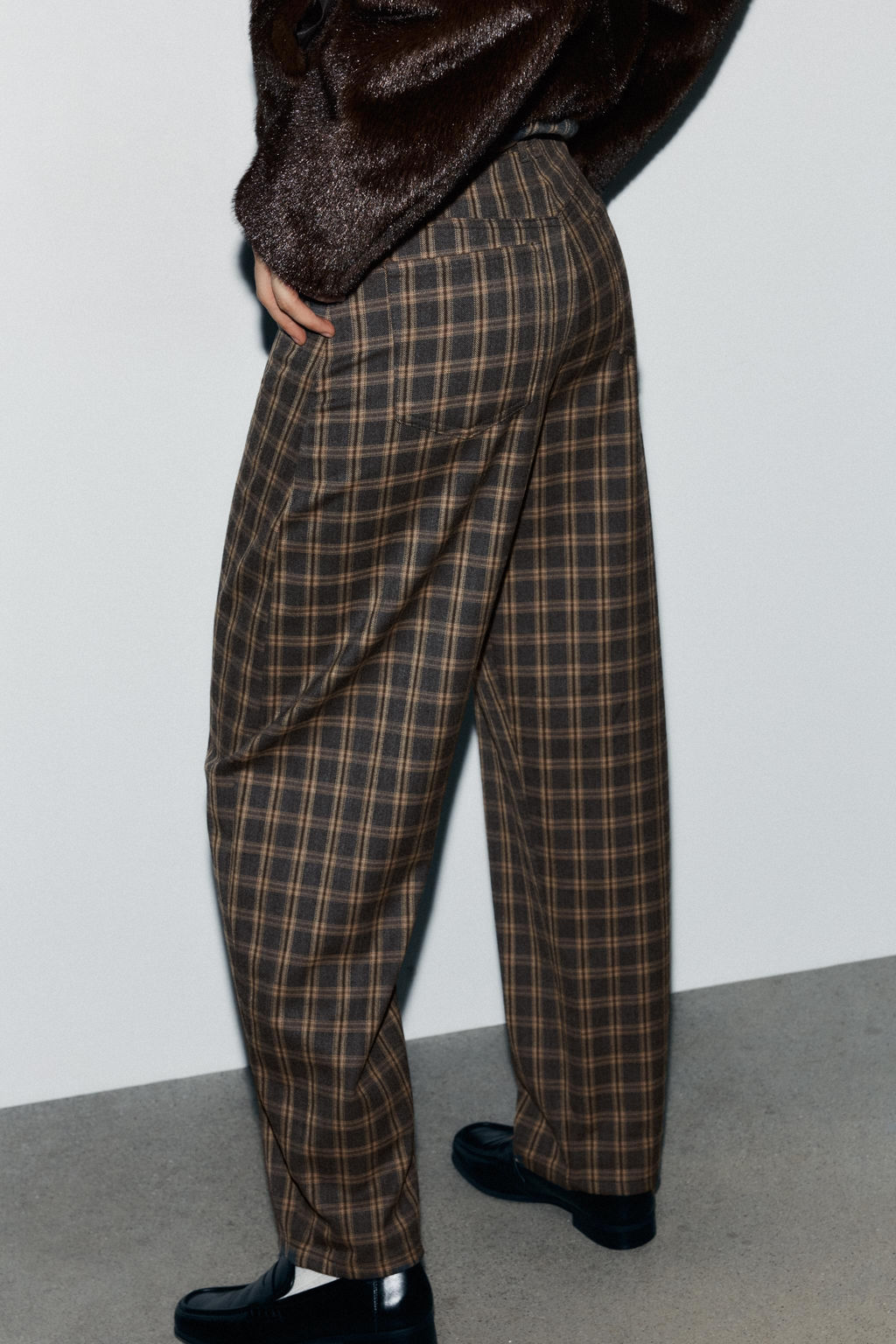 CHECKED BALLOON TROUSERS - Zara фото 10