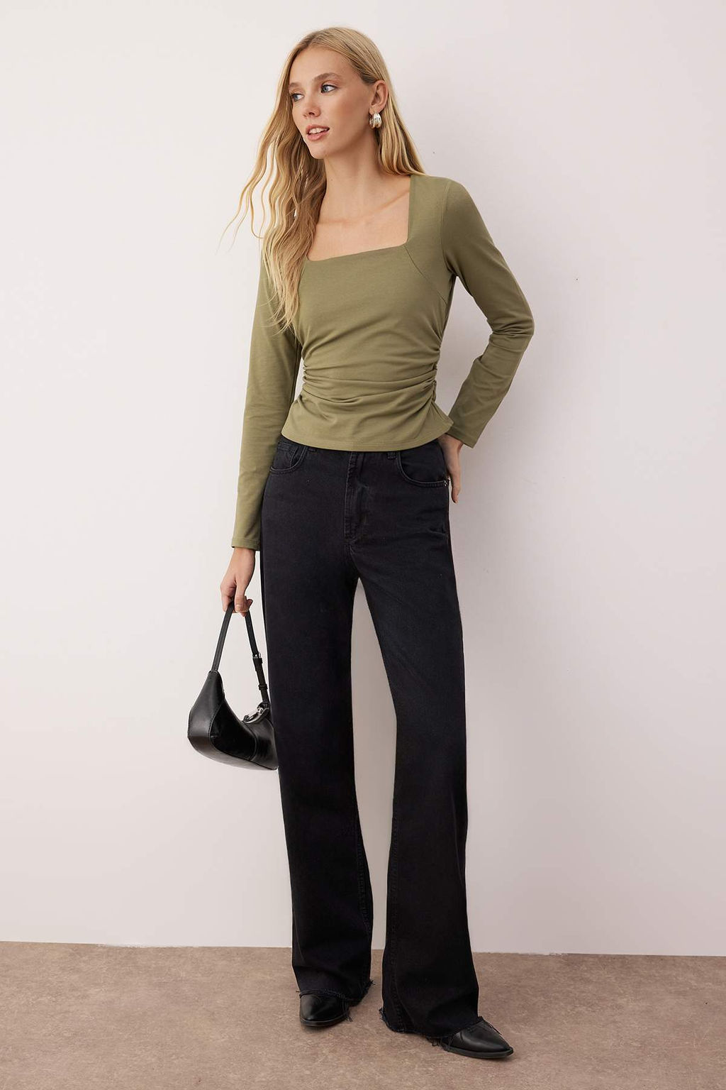 Trendyolmilla Ekru Kare Yaka Buzgu/Drape Detayl? Slim/Vucuda Oturan Orme Bluz TWOAW25BZ00194