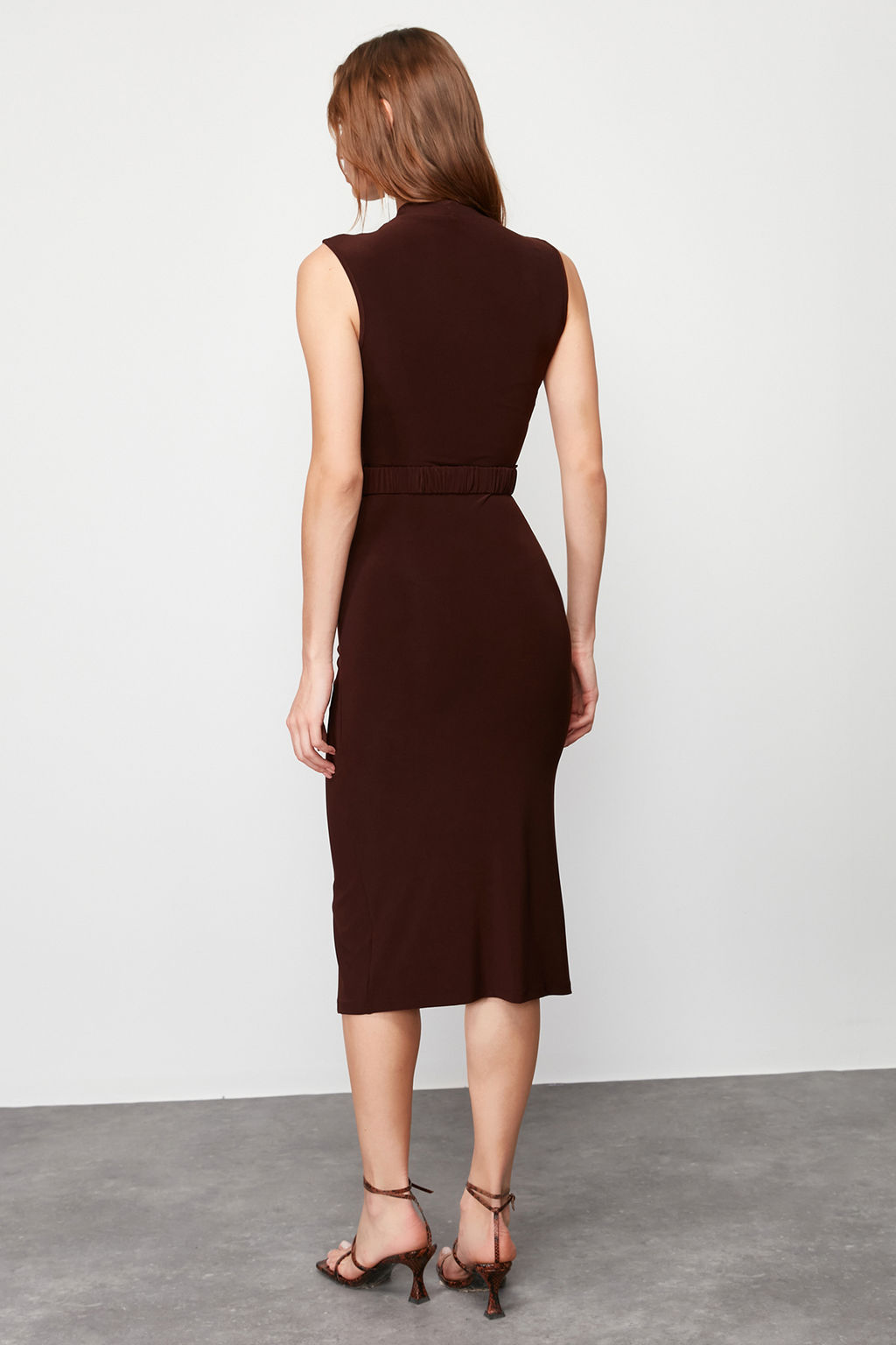 Koyu Kahverengi Vucuda Oturan Drape Detayl? Kemerli Midi Esnek Orme Kalem Elbise TWOSS22EL0756