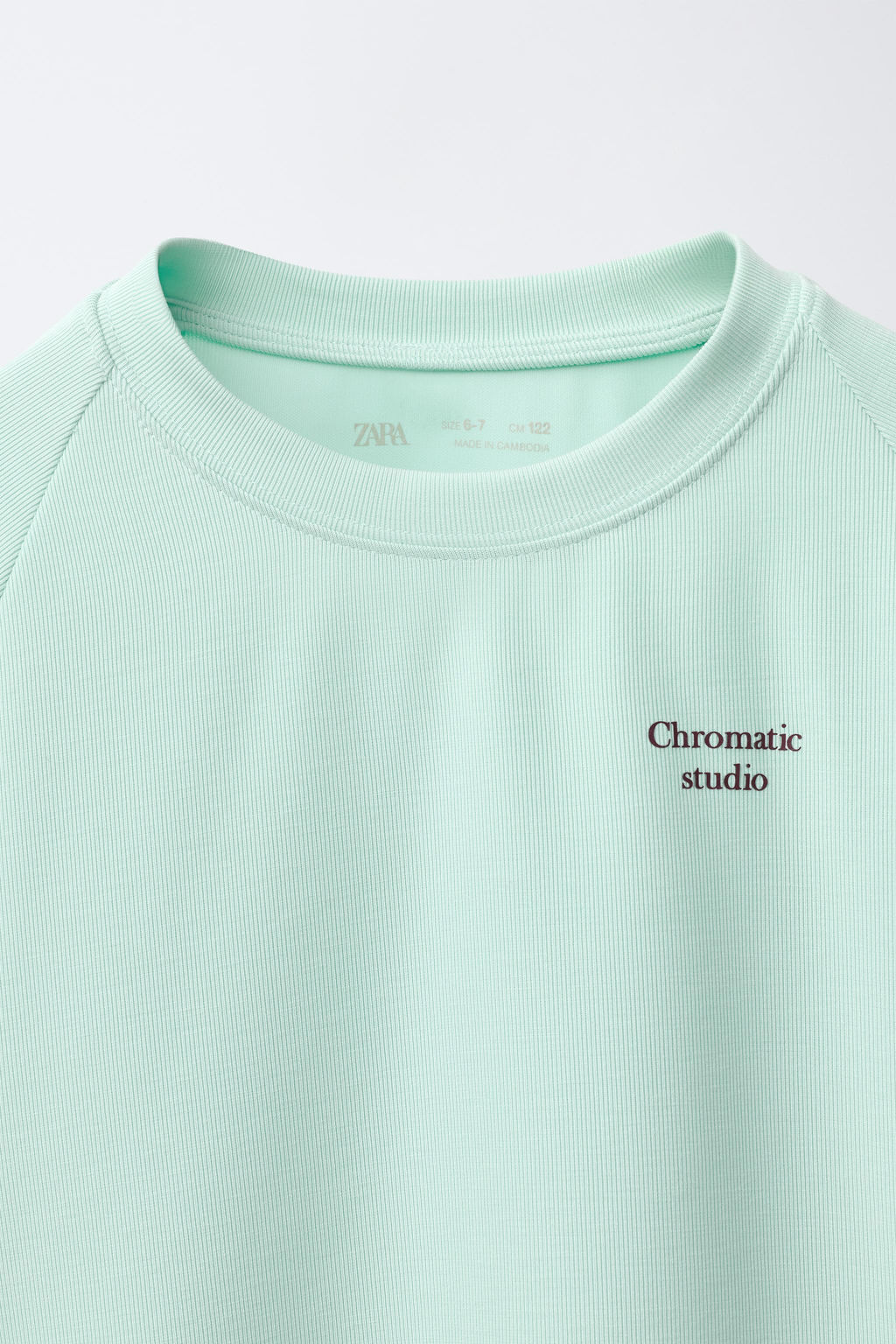 CAMISETA TEXTO RELIEVE CONTRASTE / Verde claro
