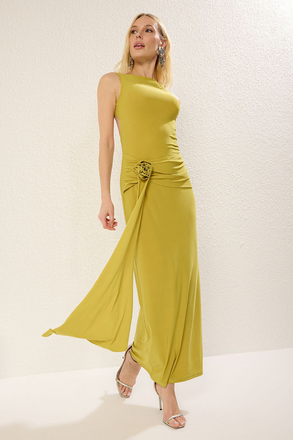 TRENDYOLMILLA K?rm?z? Gul Detayl? Orme S?k Maxi Abiye & Mezuniyet Elbise TPRSS25AE00092