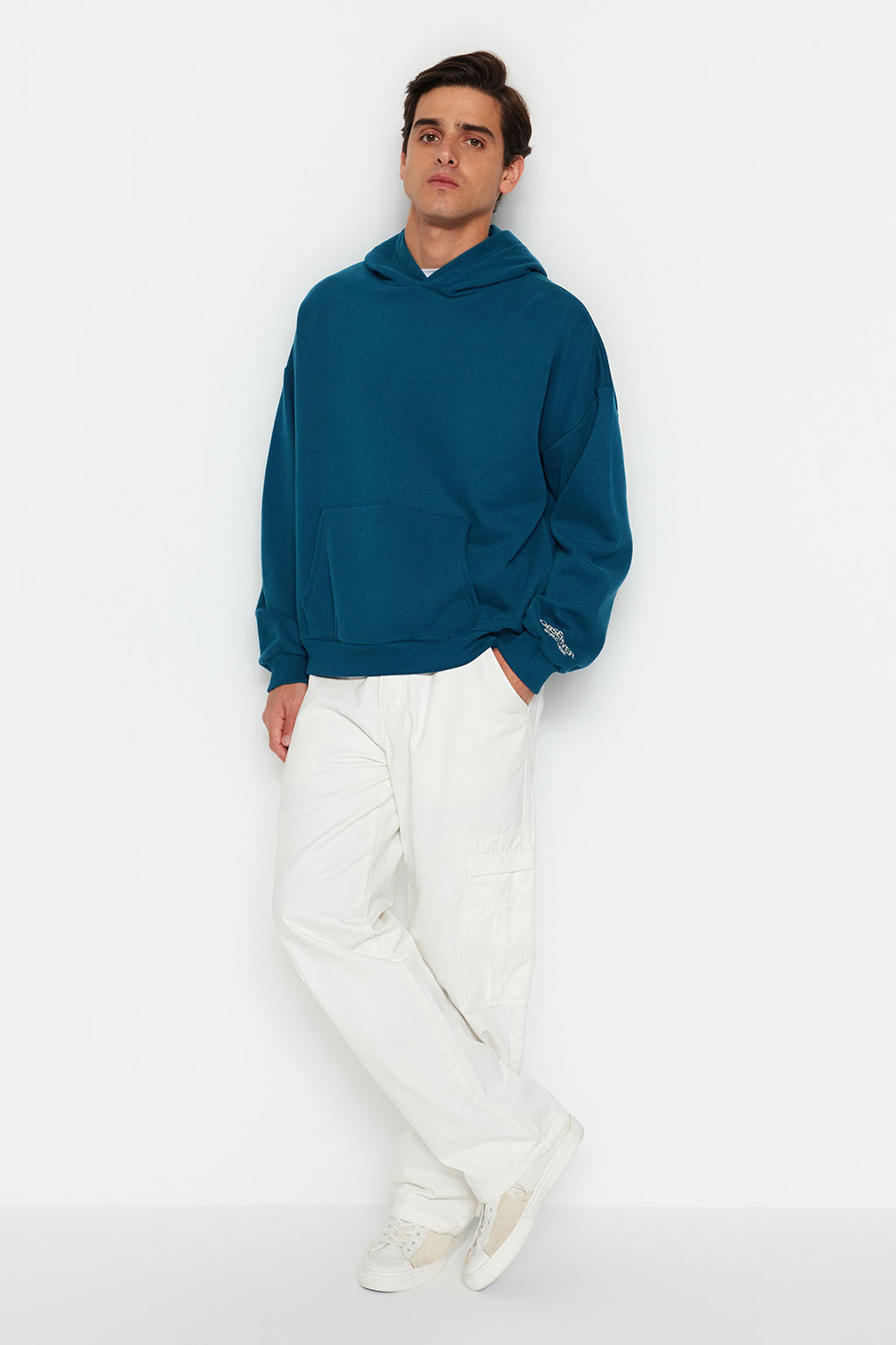 TRENDYOL MAN Siyah Kapusonlu Oversize/Genis Kesim Nak?sl? Etiketli Yumusak Kumas Sweatshirt TMNAW24SW00031 - Trendyolmilla фото 2