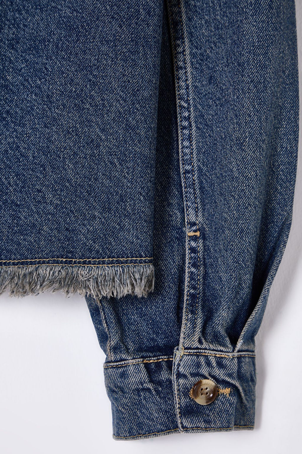 Koyu Mavi Etek Ucu Puskullu Kontrast Deri Yaka Vintage Crop Oversize Denim Ceket TWOSS25CE00026 - Trendyolmilla фото 9