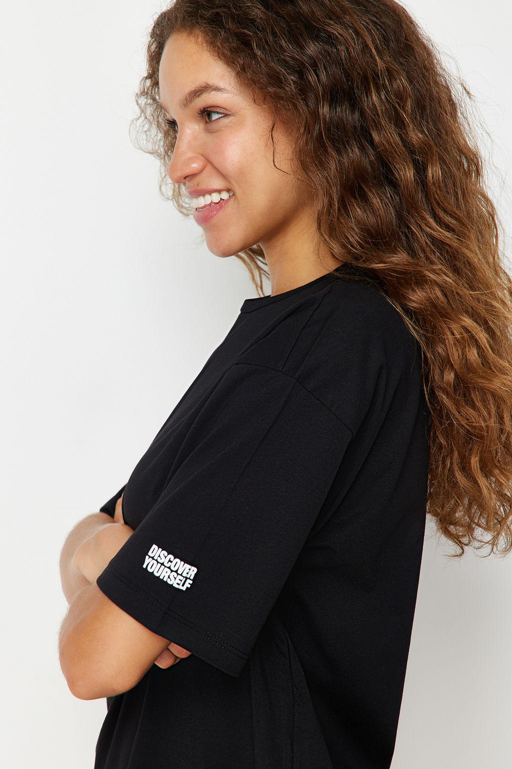 TRENDYOLMILLA Siyah %100 Pamuk Slogan Bask?l? Oversize/Genis Kal?p Bisiklet Yaka Orme T-Shirt TWOSS23TS00183