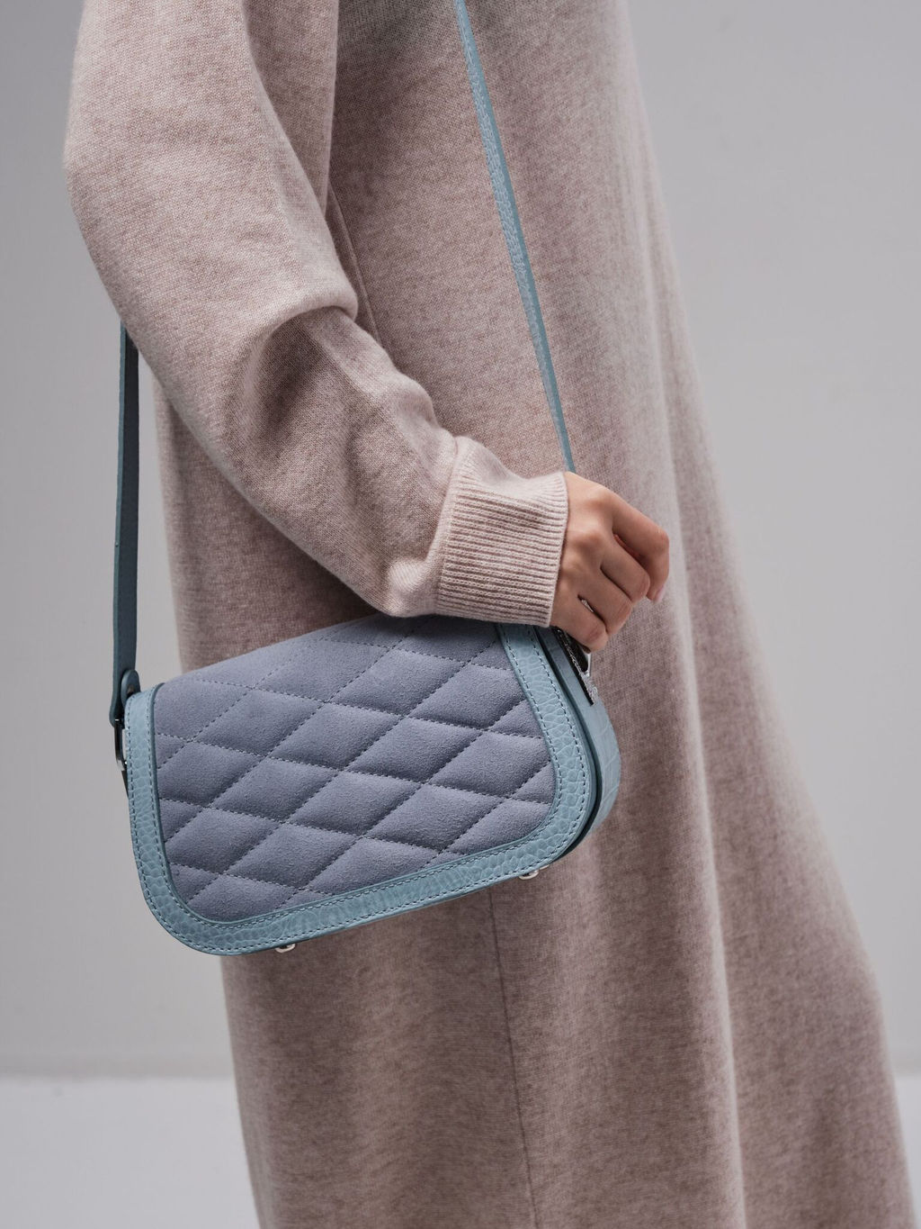 Сумка замшевая на плечо Deboro 30791 голубая вода