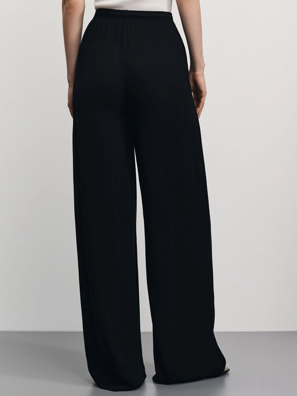 Широкие брюки из фактурной вискозы / Zarina фото 5