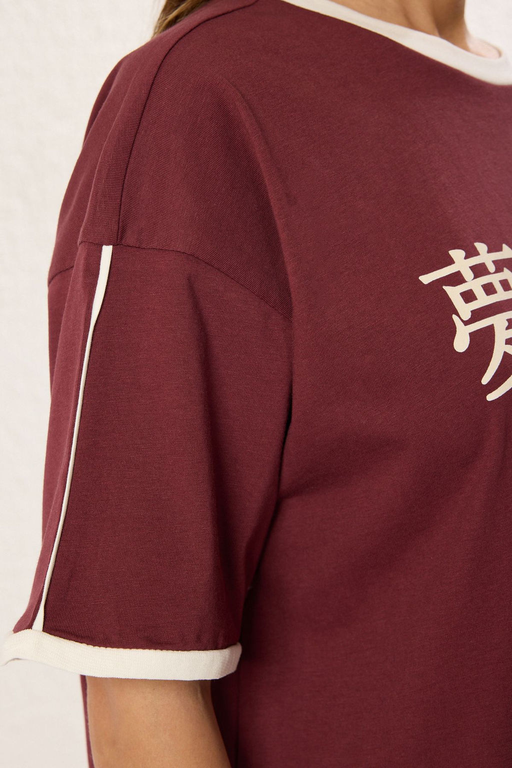 TRENDYOLMILLA Bordo Renk Bloklu Oversize/Genis Kal?p Slogan Bask?l? Orme T-Shirt TWOSS25TS00068 фото 4