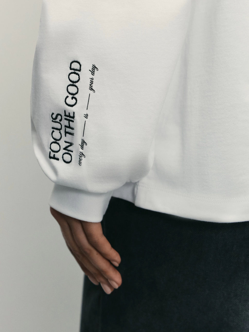 Лонгслив оверсайз с манжетами и принтом на рукаве / Zarina  фото 3