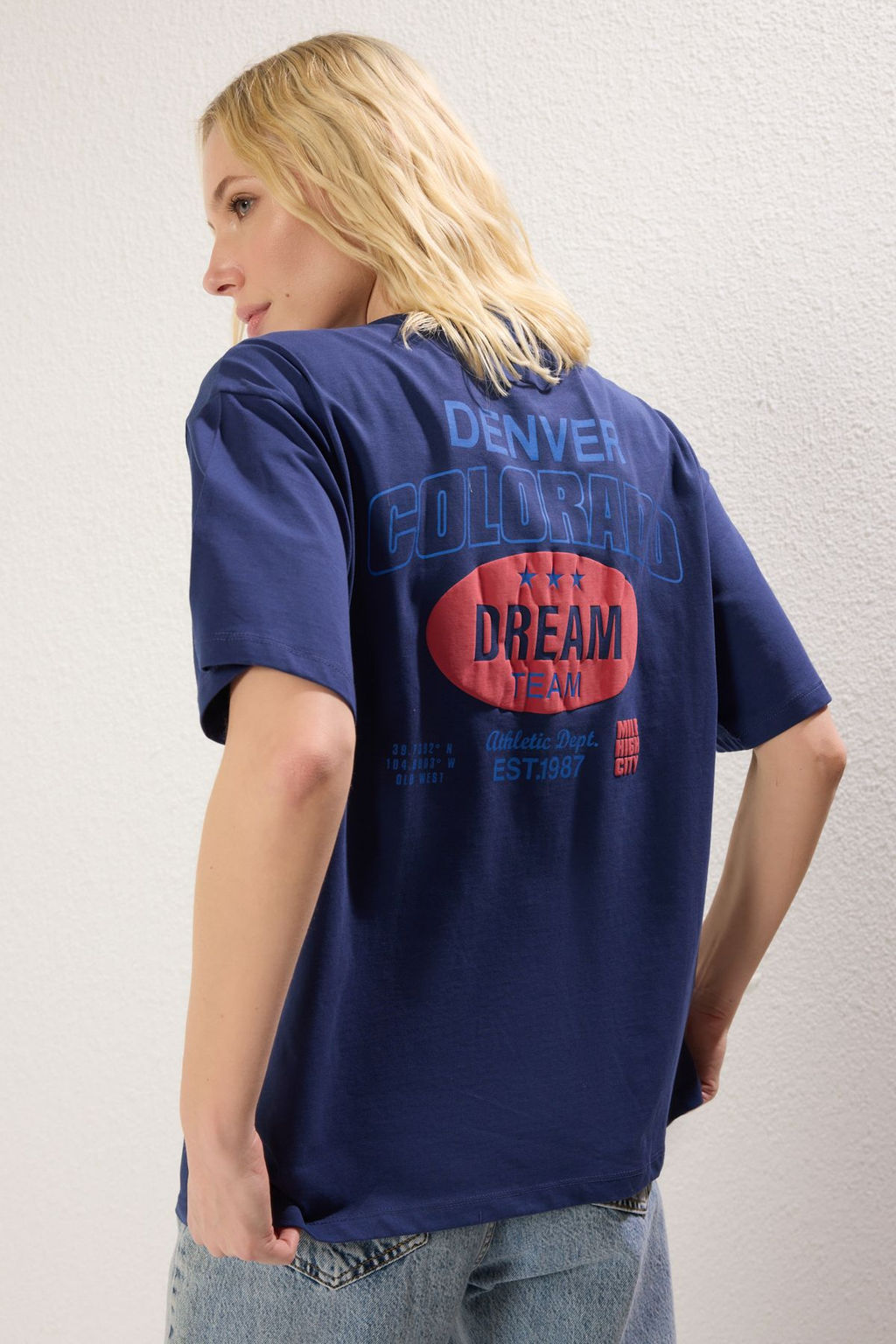 TRENDYOLMILLA Lacivert Premium %100 Pamuk S?rt ve On Bask?l? Oversize/Genis Kal?p Orme T-Shirt TWOSS25TS00071 фото 2