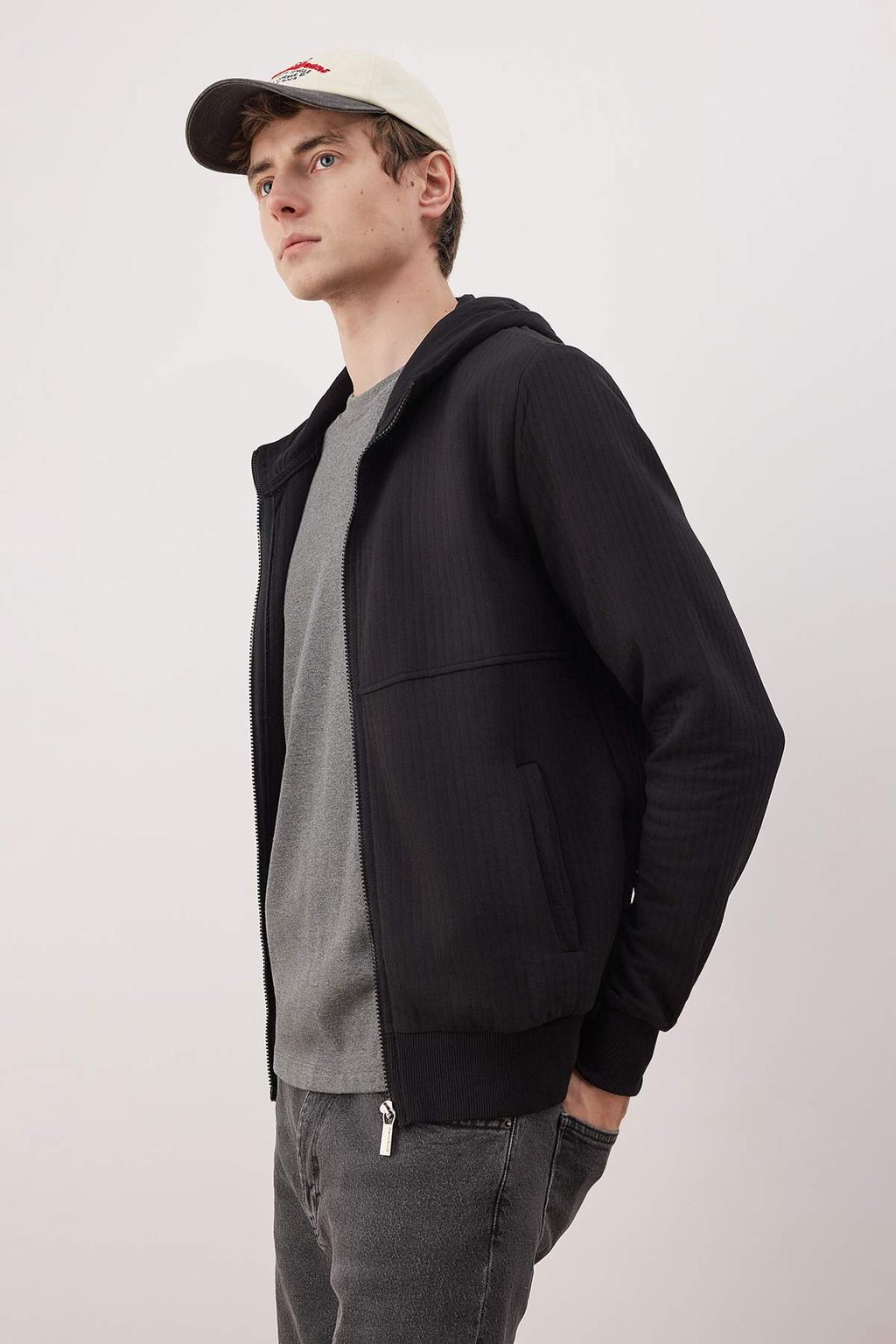 Siyah Regular/Normal Kesim Dokulu Kapusonlu Sweatshirt TMNAW26SW00061