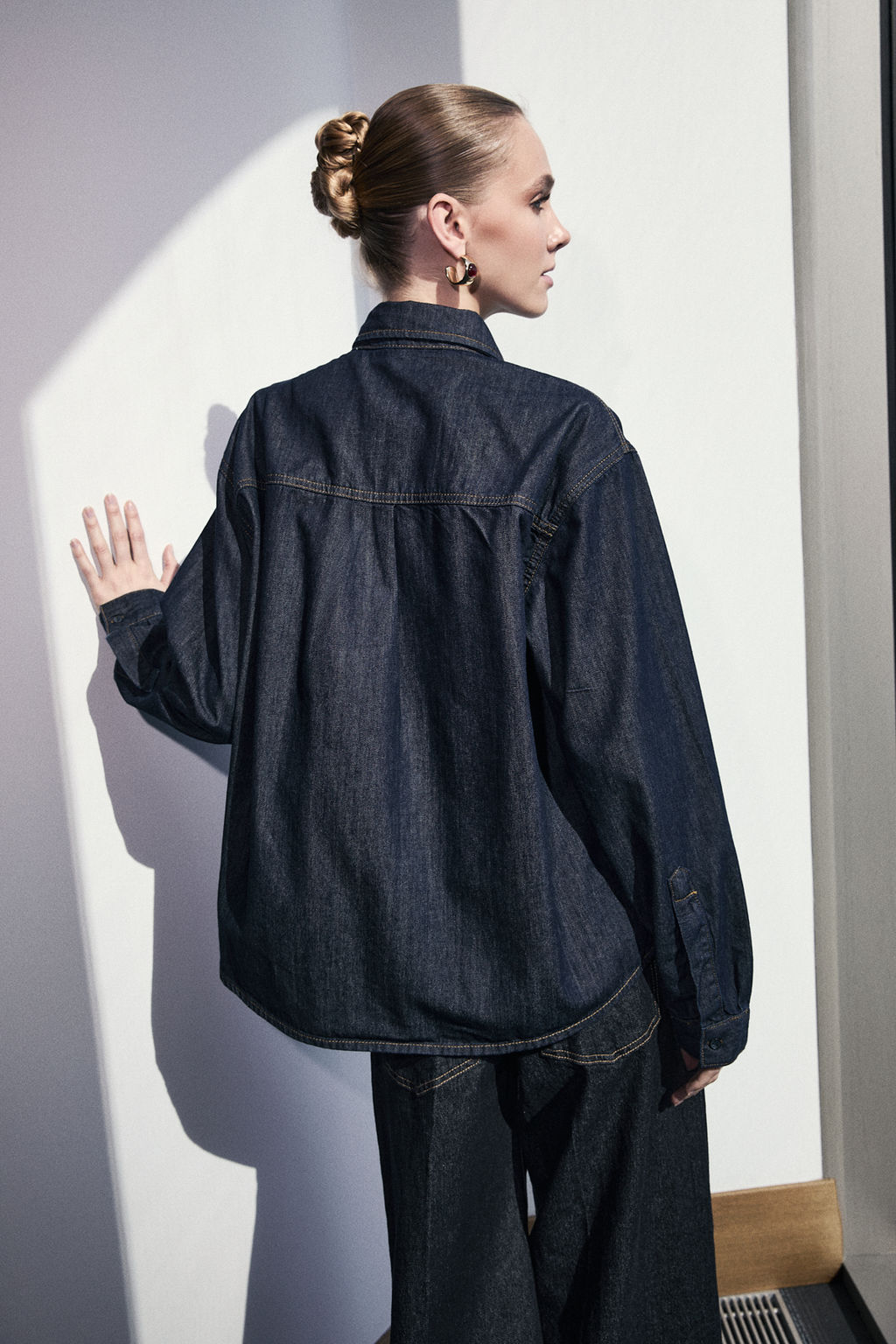 Koyu Mavi Dugme Detayl? Denim Gomlek TWOSS26GO00007 - Trendyolmilla фото 8
