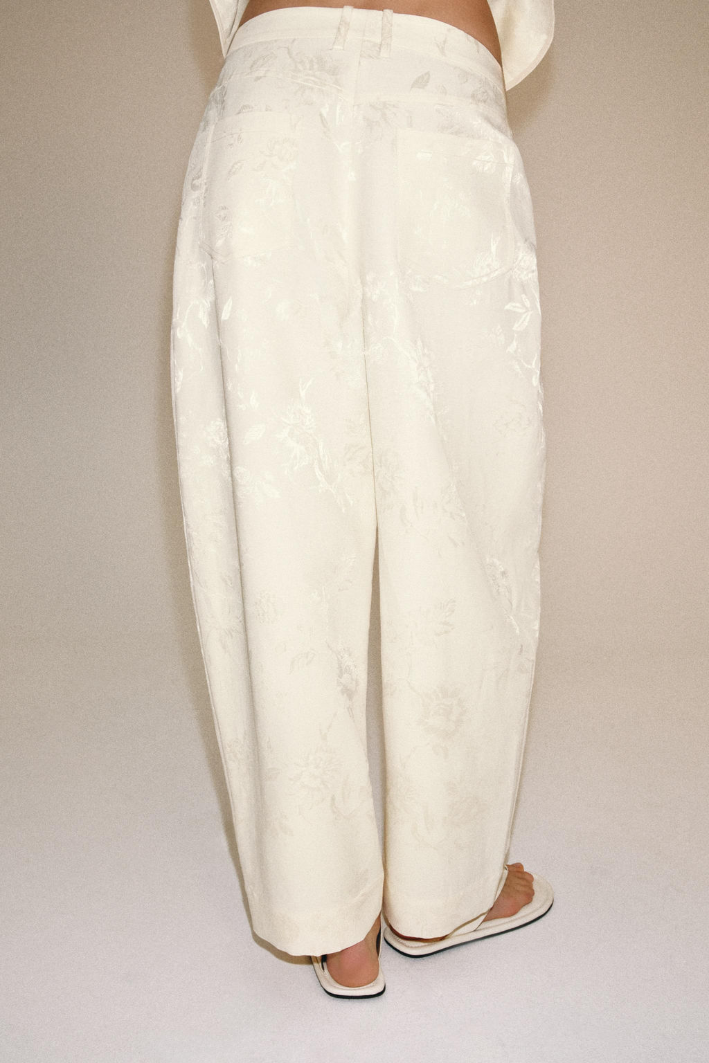 PANTAL?N BARREL JACQUARD ZW COLLECTION / Crudo / Beige - Zara фото 4