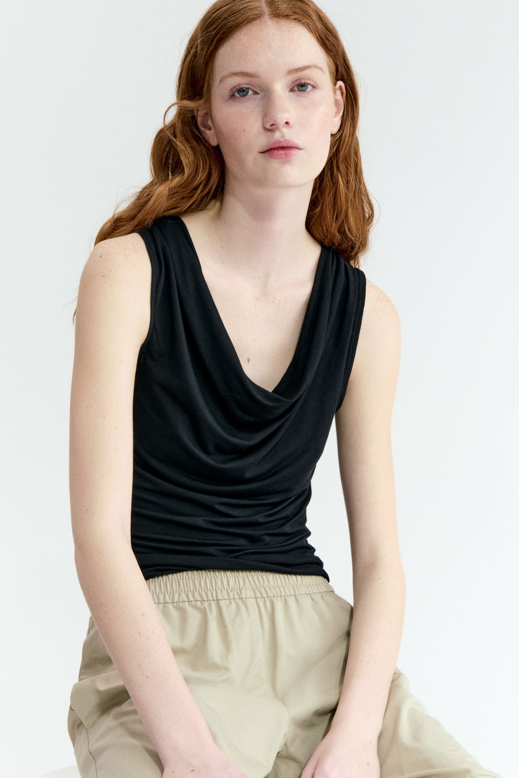 Top de punto con escote drapeado - H&m фото 5