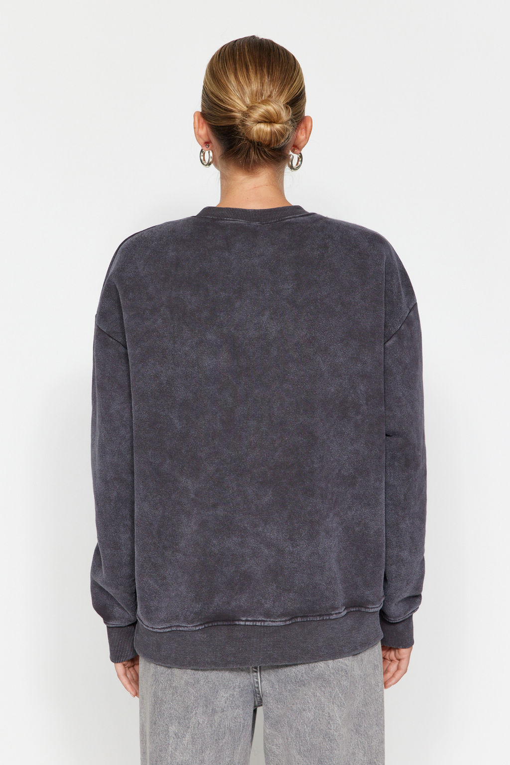 TRENDYOLMILLA Antrasit Eskitme/Soluk Efektli Kal?n Ici Polarl? Oversize/Genis Kal?p Orme Sweatshirt TWOAW24SW00151  фото 5