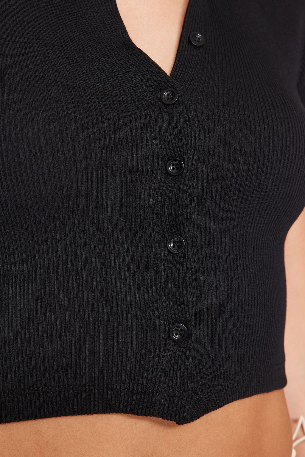 Trendyolmilla Beyaz Dugme Detayl? Fitted/Vucuda Oturan Crop Polo Yaka Fitilli Esnek Orme Bluz TWOSS23BZ00537