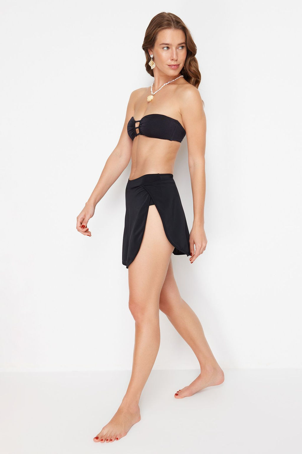 TRENDYOLMILLA Siyah Etekli Regular Bikini Alt? TBESS24BA00119