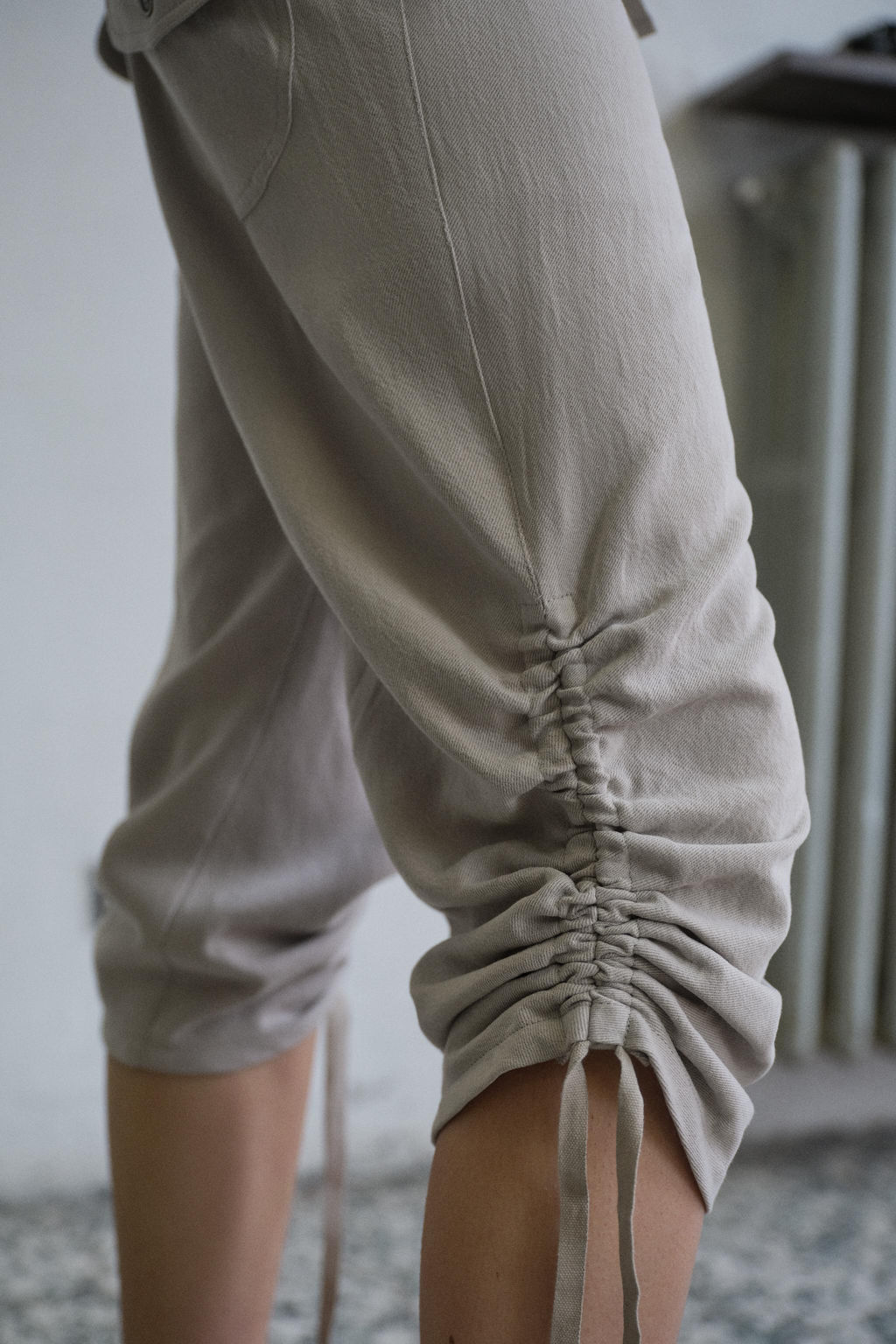 PANTAL?N CAPRI FRUNCES / Gris claro - Zara фото 5