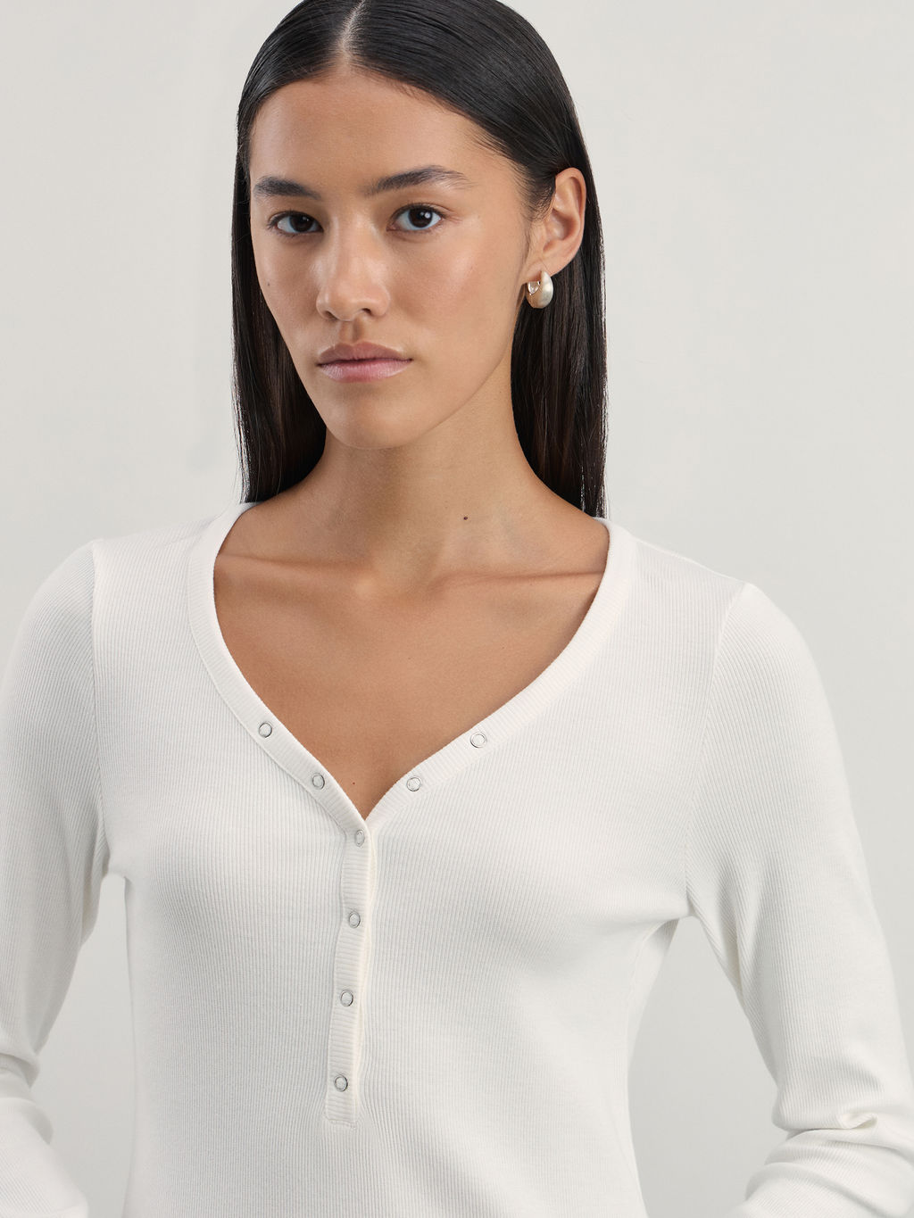 Лонгслив с V-образным вырезом в риб / Zarina  фото 7