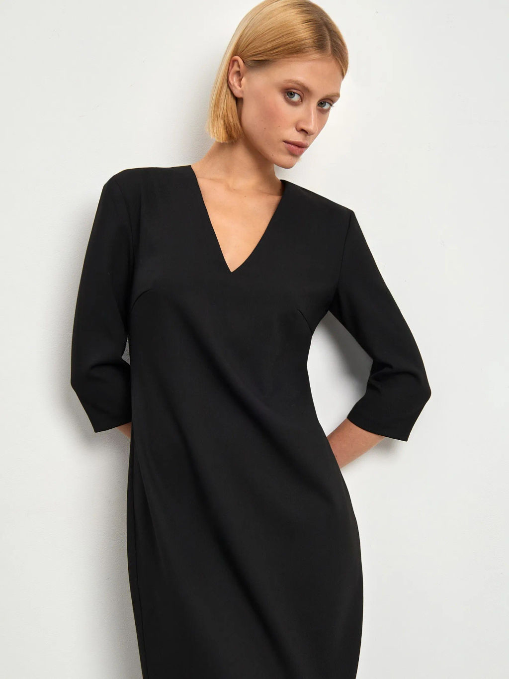 Платье-футляр с V-образным вырезом - Emka фото 3