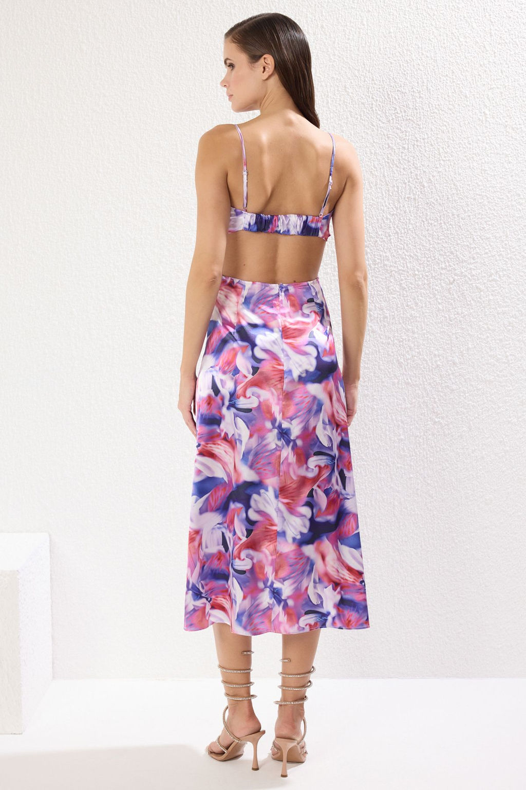 TRENDYOLMILLA Pembe-Cok Renkli Cicek Desenli Dokuma Saten S?k Abiye Elbise TPRSS23EL00305  фото 18