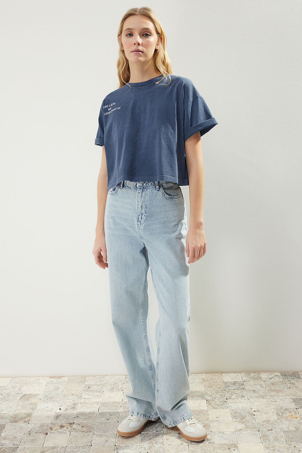 Indigo %100 Kal?n Pamuklu Soluk Efektli Bask?l? Relaxed Crop Orme T-Shirt TWOSS23TS00117