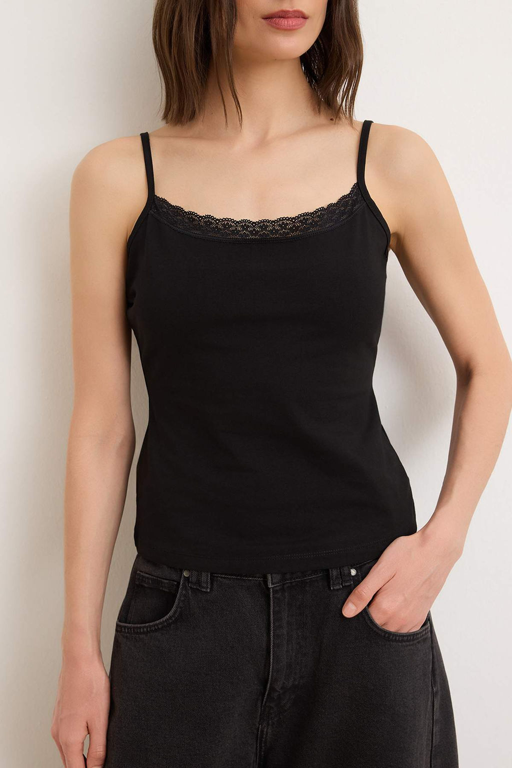 Siyah-Ekru Duz Fitted Havuz Yaka Ince Ask?l? Kolsuz Pamuklu Esnek Orme Atlet TWOSS26AL00038 - Trendyolmilla фото 3