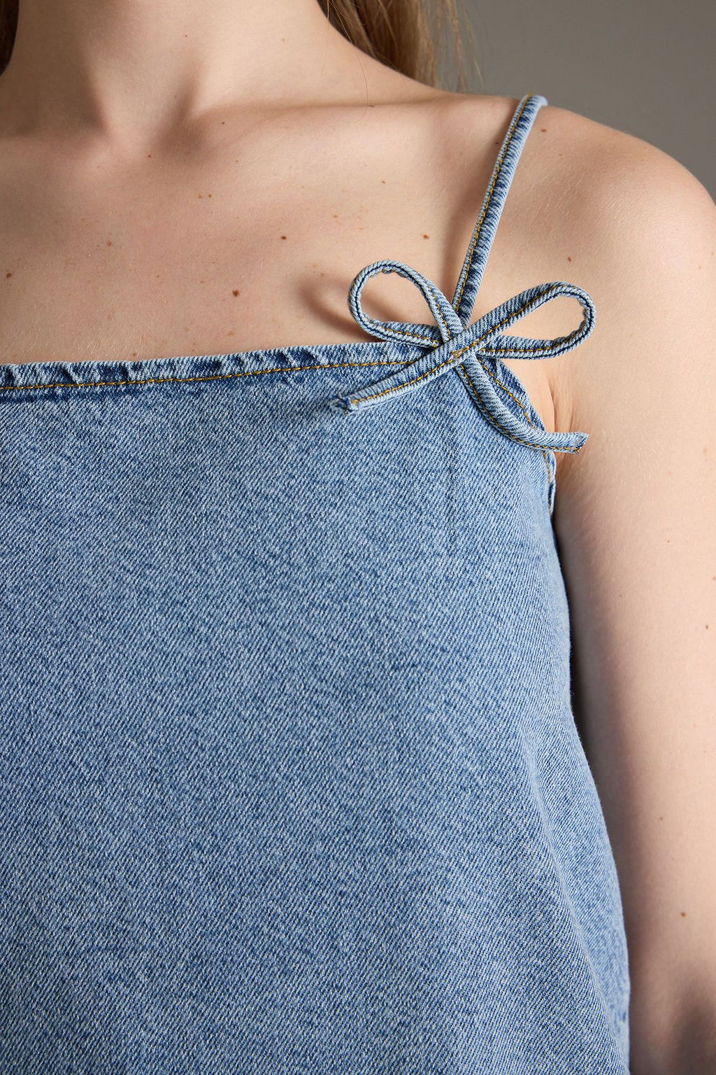 Trendyolmilla Ac?k Mavi Fiyonk/Kurdele Detayl? Etegi Volanl? Mini Denim Elbise TWOSS25EL00736  фото 3