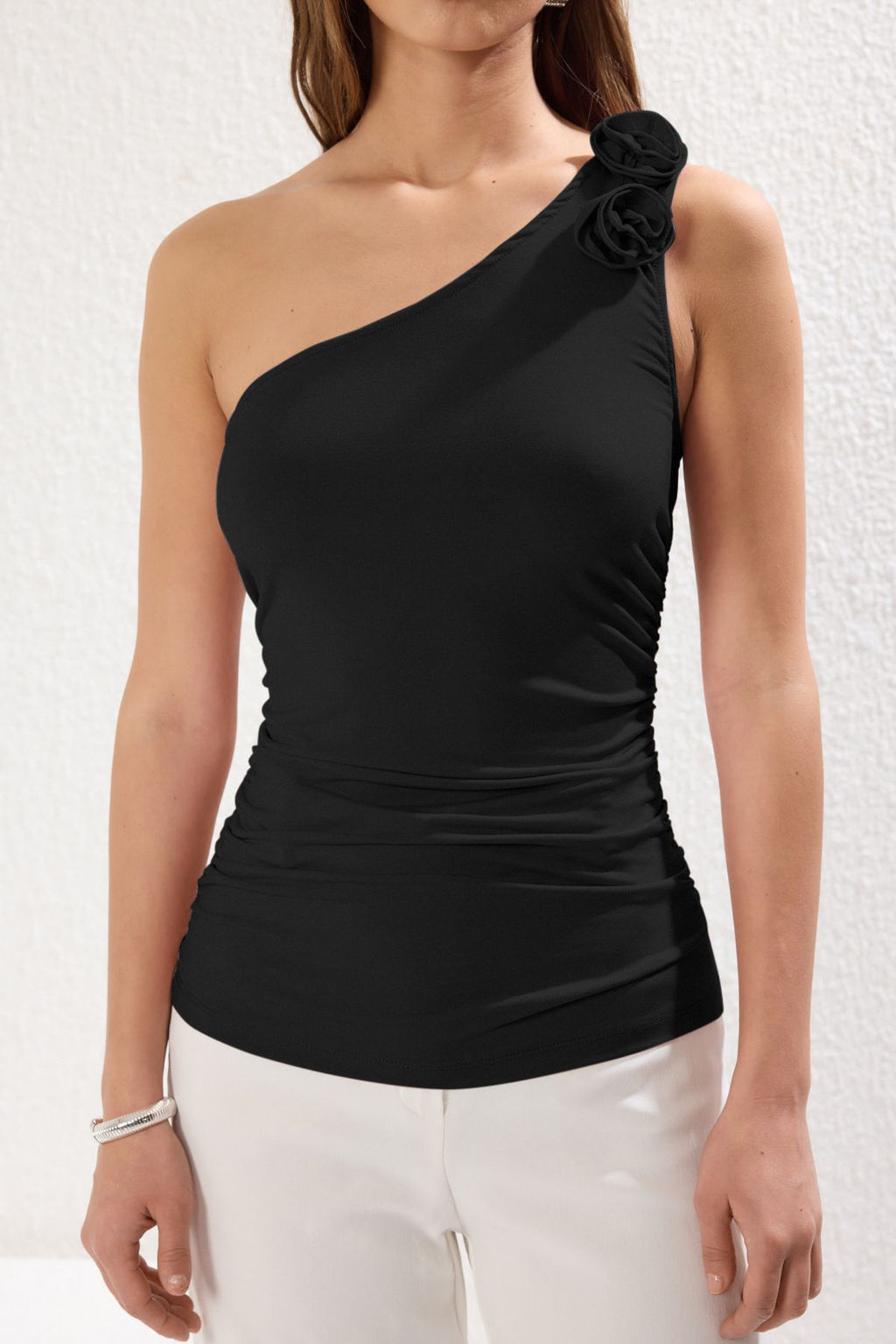 Trendyolmilla Pudra Tek Kol Aksesuar Gul Detayl? Vucuda Oturan Esnek Orme Bluz TWOSS25BZ00145  фото 7