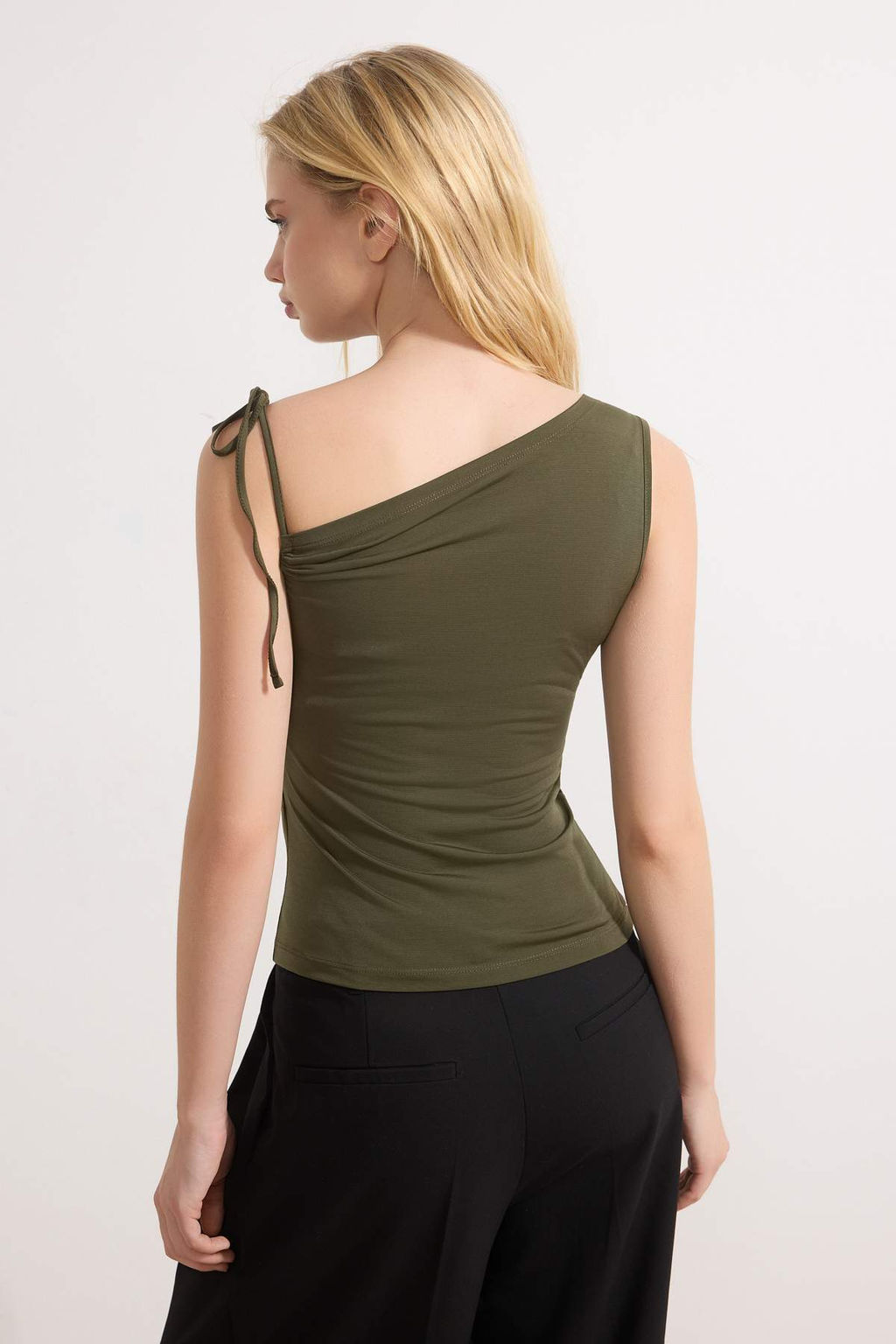 Haki Fitted/Vucuda Oturan Asimetrik Yaka Kolsuz Baglama Detayl? Esnek Orme Bluz TWOSS26BZ00078