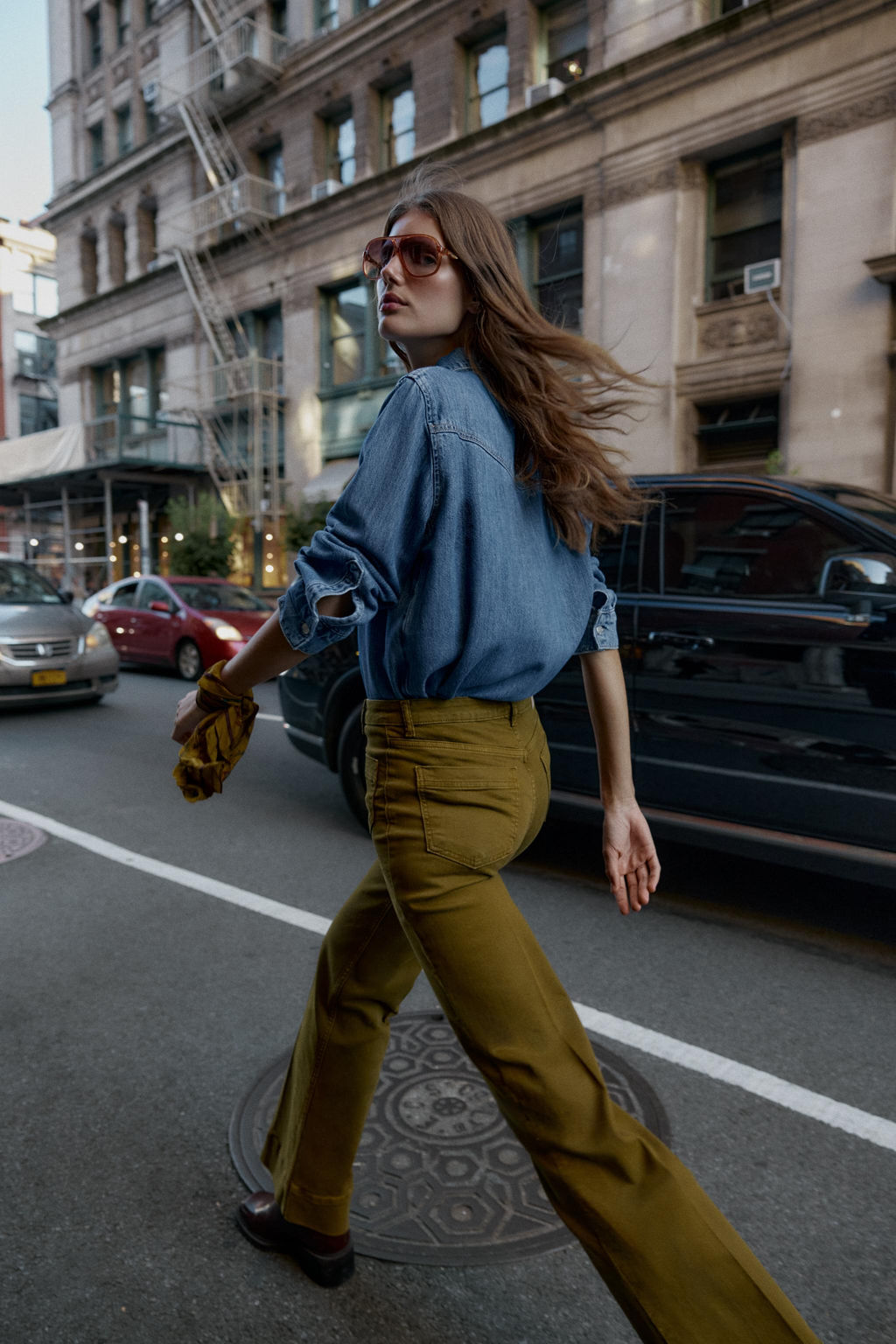 Z1975 HIGH-WAIST JEANS WITH PATCH POCKETS - Zara фото 11