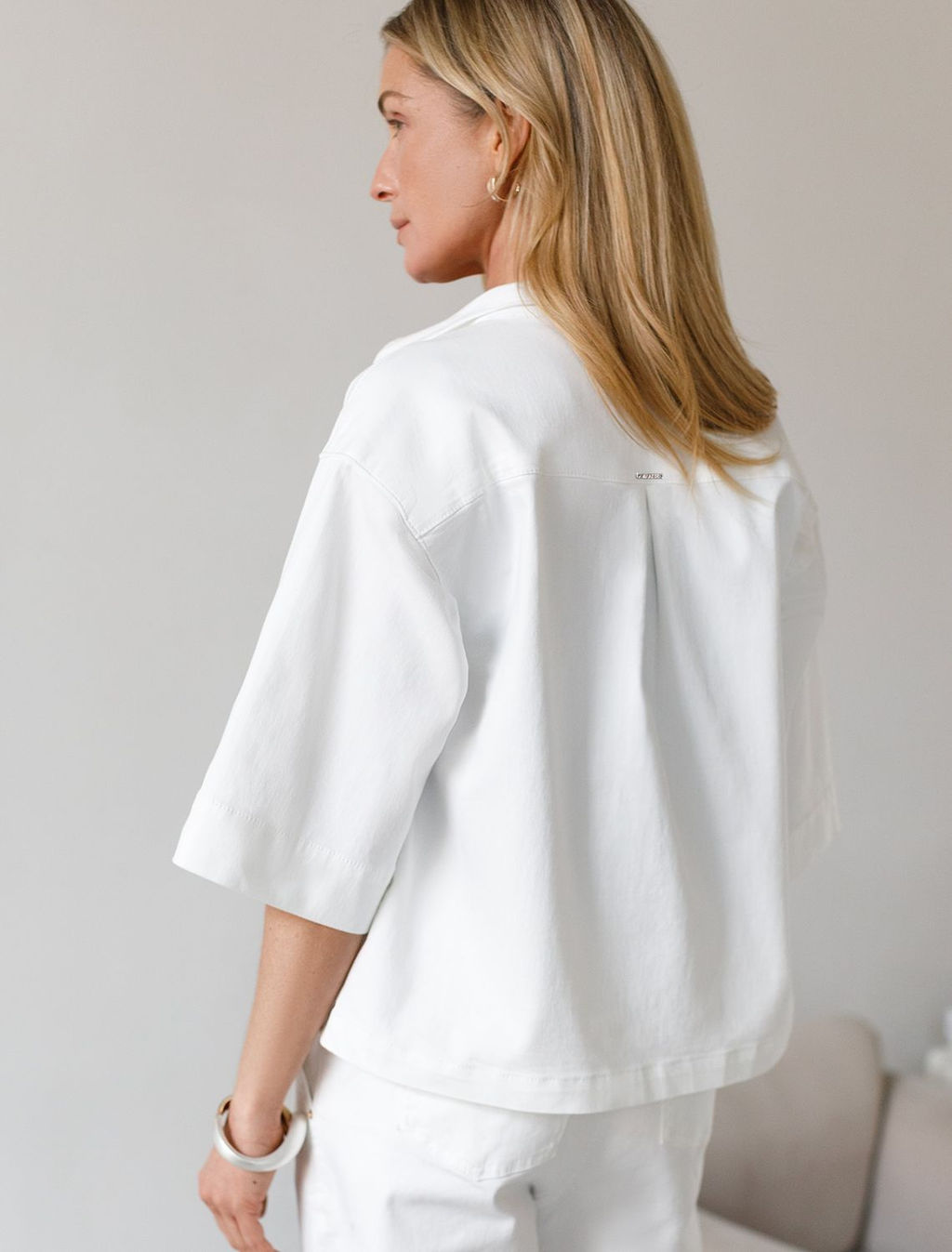 Укороченная рубашка с карманом из облегченного денима