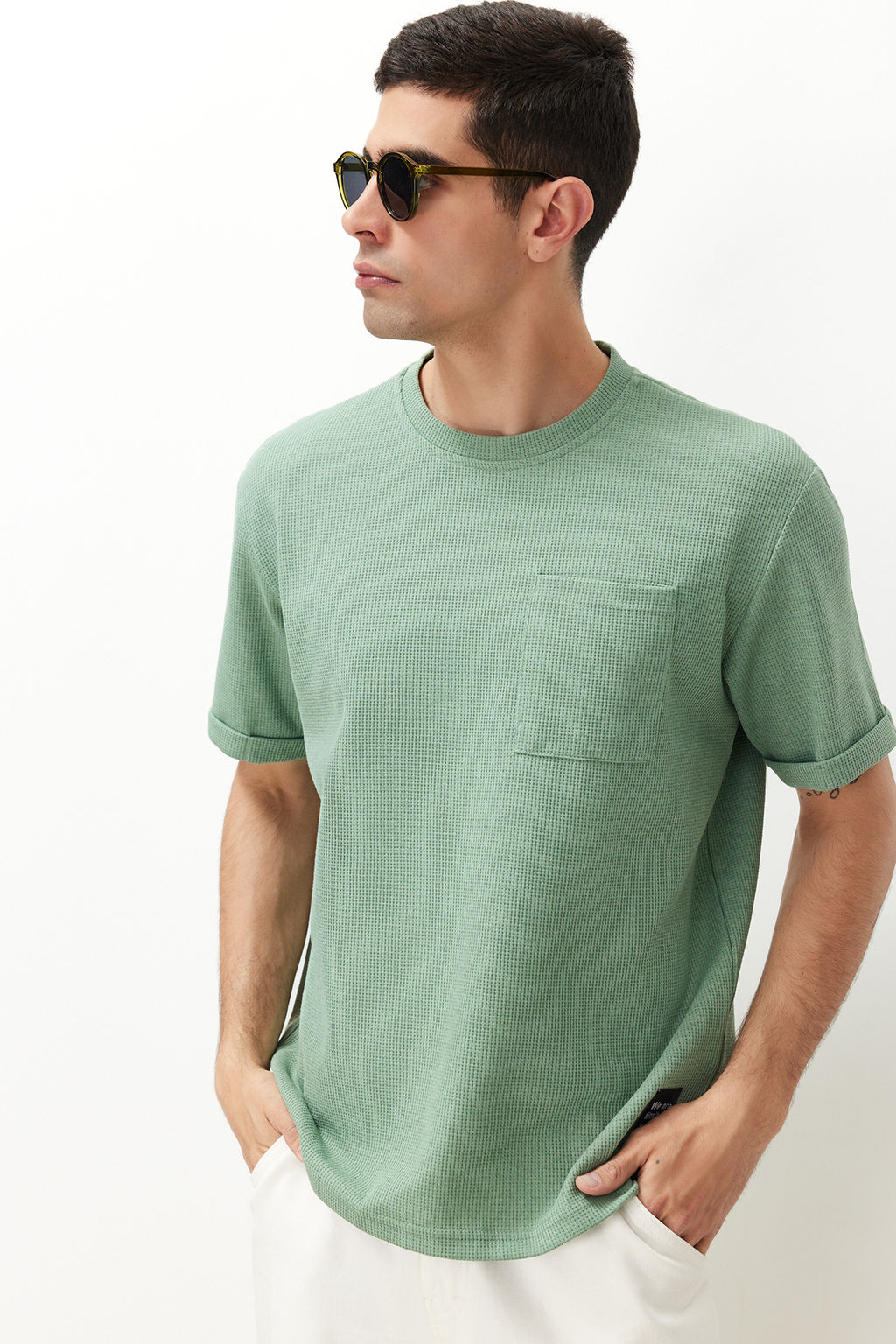 TRENDYOL MAN Siyah Oversize/Genis Kesim K?sa Kol Cepli Etiket Detayl? T-Shirt TMNSS23TS00077 - Trendyolmilla фото 3