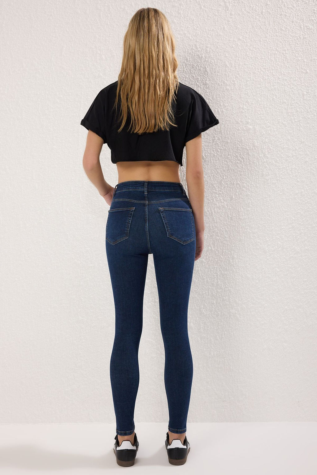 Siyah Vucudu Saran Esnek Yuksek Bel Skinny Jeans TWOSS25JE00051 - Trendyolmilla фото 10