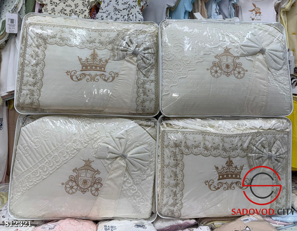 Набор в кроватку включает бортики, балдахин, простыню без резинки, наволочку, подушку и одеяло-пододеяльник.