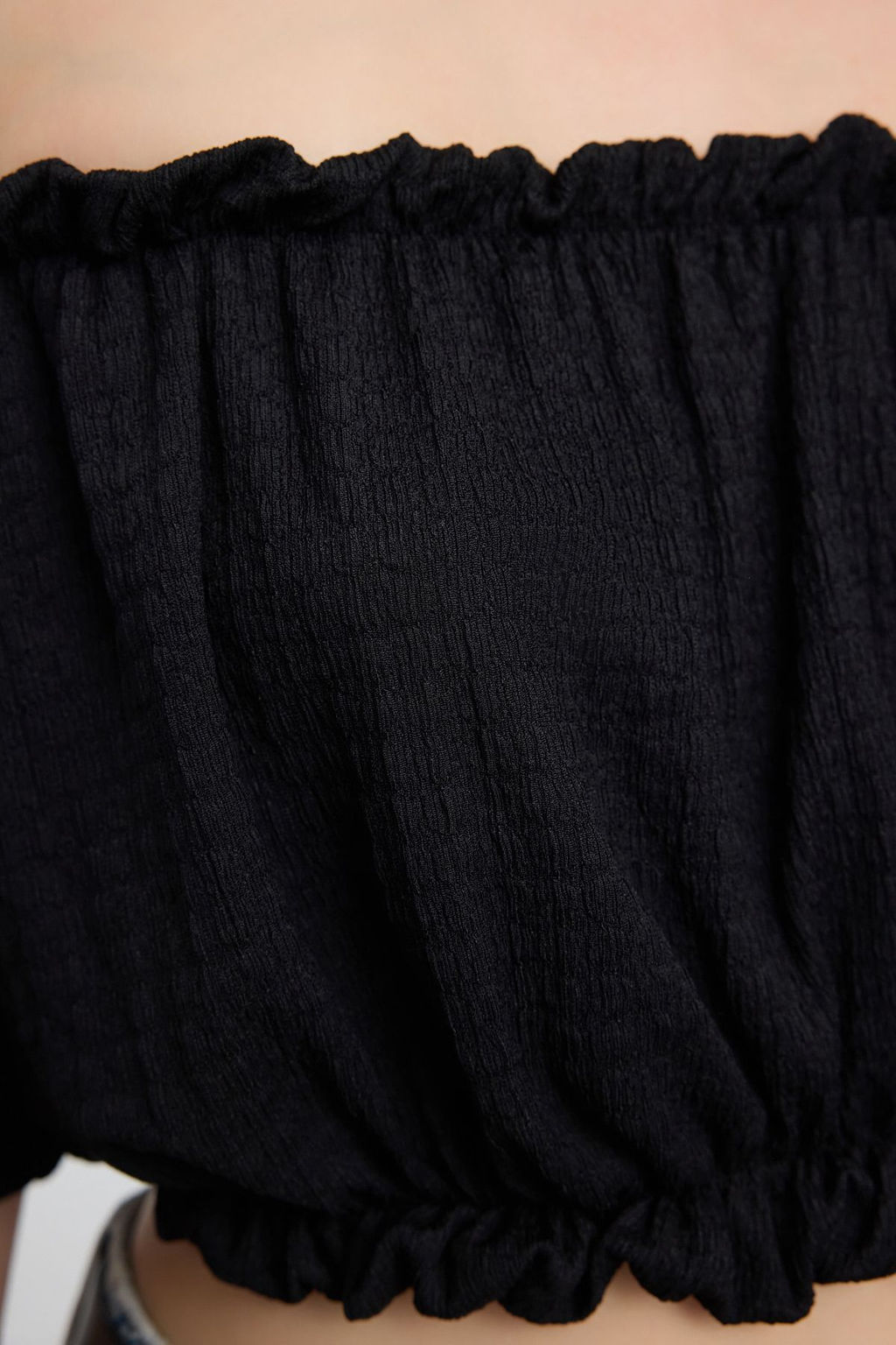 Trendyolmilla Siyah Carmen Yaka Regular/Normal Kal?p Burumcuk Crop Orme Bluz TWOSS22BZ1421