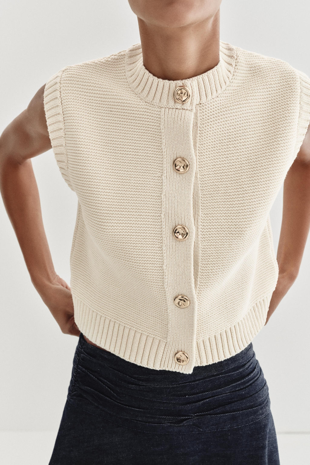 CHALECO PUNTO BOT?N DORADO / Crudo - Zara фото 5