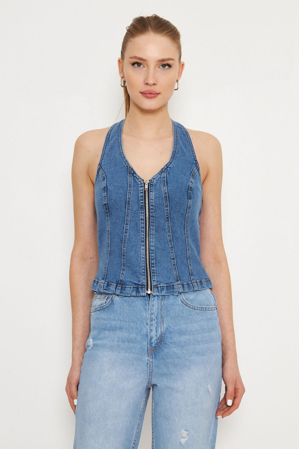 Trendyolmilla Ac?k Mavi Onu Fermuarl? Halter Yaka Fitted Denim Bluz TWOSS25BZ00068