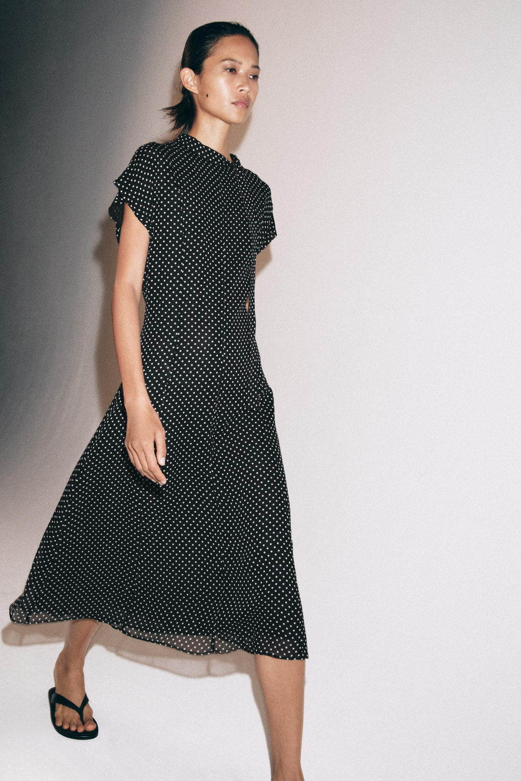 VESTIDO MIDI LUNARES ZW COLLECTION / Negro / Blanco - Zara фото 5