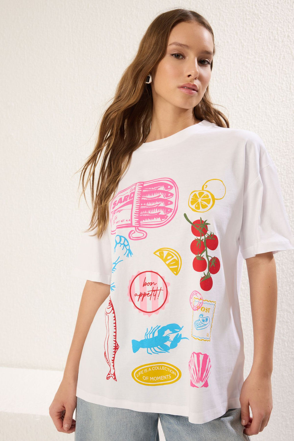 TRENDYOLMILLA Beyaz %100 Pamuk Oversize/Genis Kal?p Bask?l? Orme T-Shirt TWOSS25TS00049