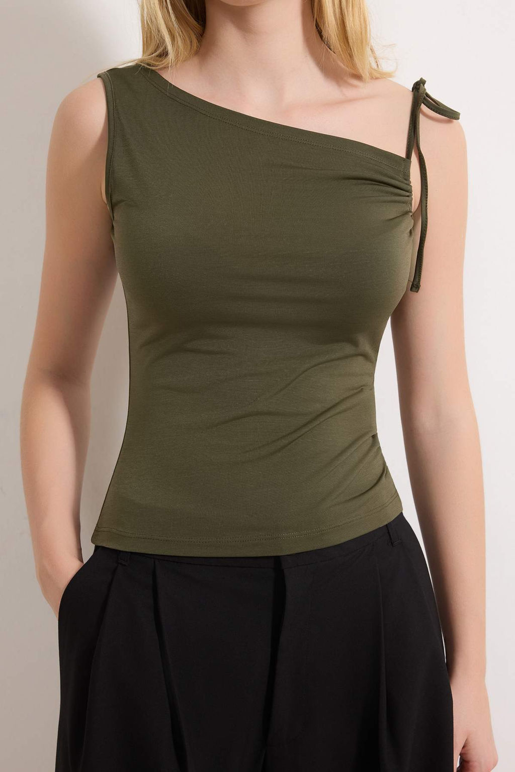 Haki Fitted/Vucuda Oturan Asimetrik Yaka Kolsuz Baglama Detayl? Esnek Orme Bluz TWOSS26BZ00078