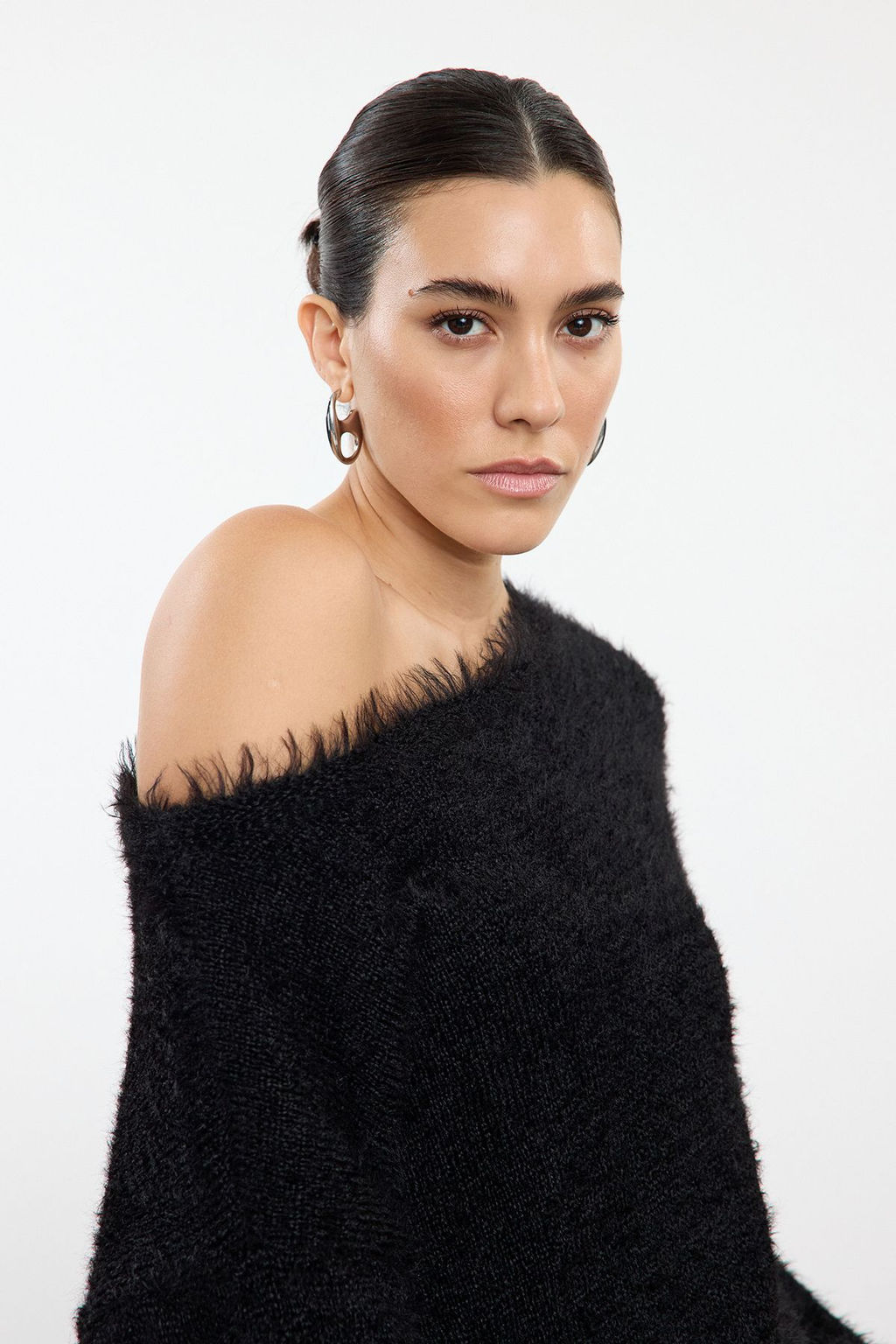 Siyah Tuylu Genis Kal?p Devrik Yaka Triko Kazak TWOAW25KZ00169