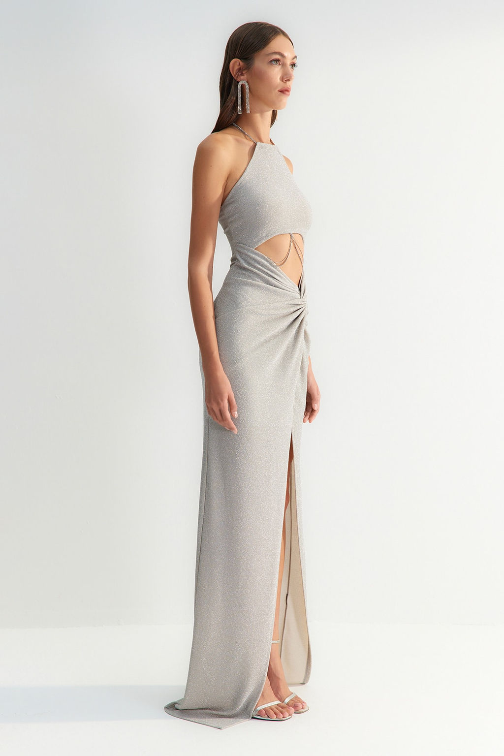 Trendyolmilla X Zeynep Tosun Gri Vucuda Oturan Astarl? Zincir Detayl? Abiye & Mezuniyet Elbisesi TCLSS23AE00000 фото 4