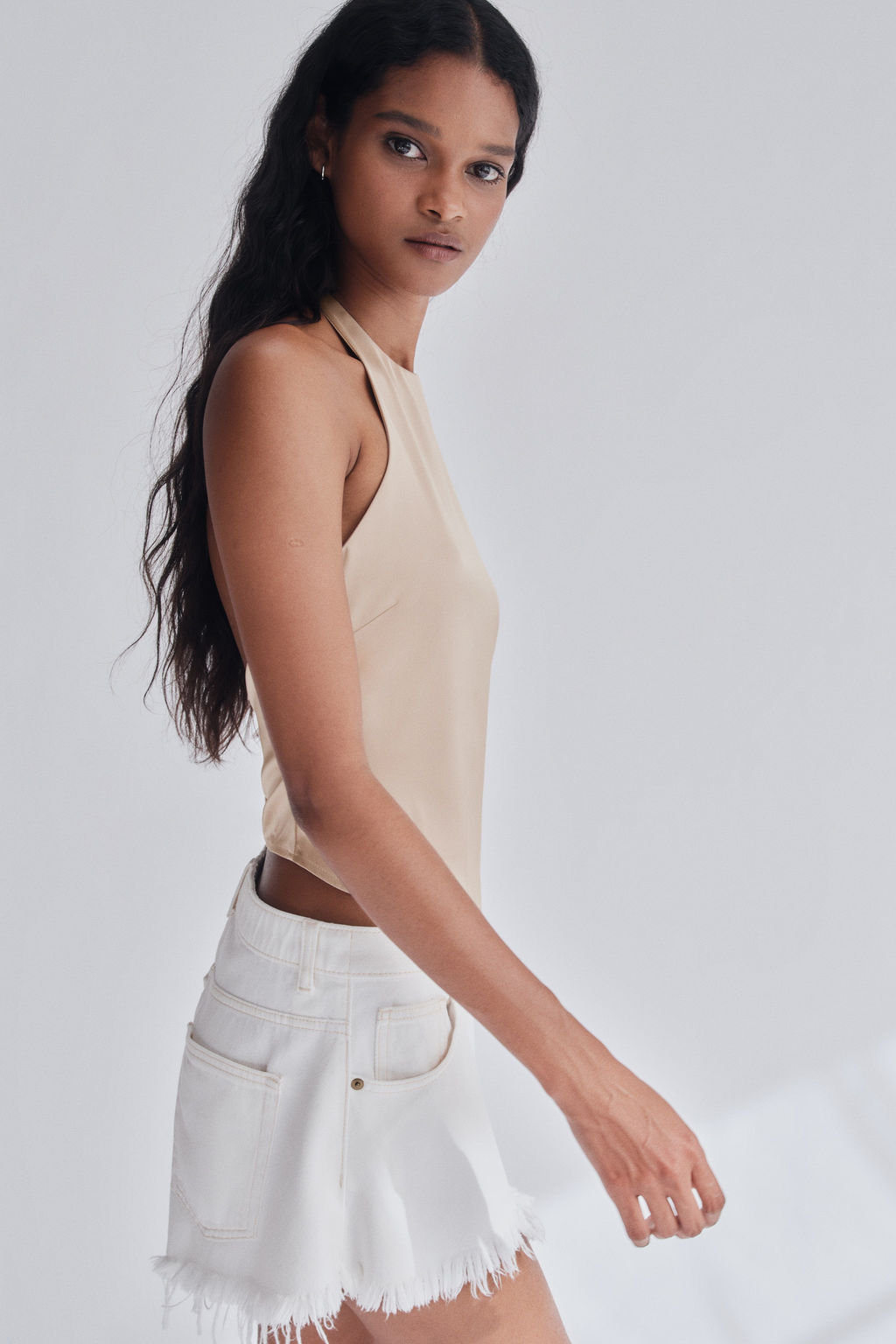 Top asim?trico con escote halter - H&m фото 3