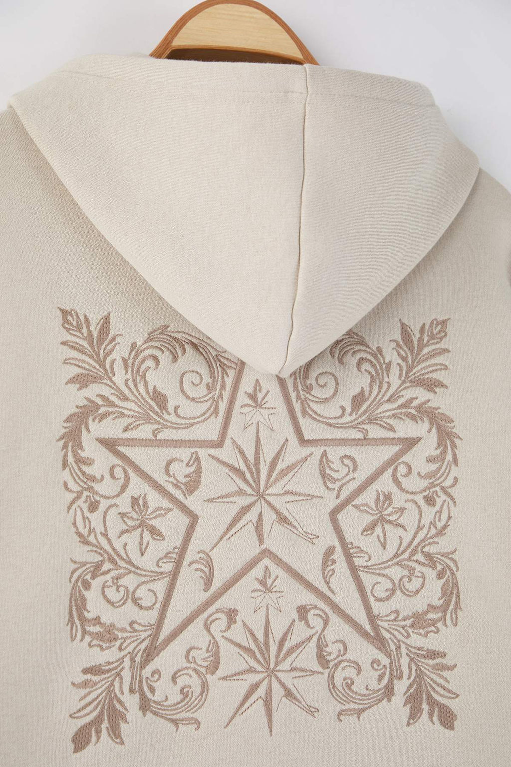 Tas Oversize/Genis Kesim S?rt? Nak?s Detayl? Kapusonlu Sweatshirt TMNAW25SW00142