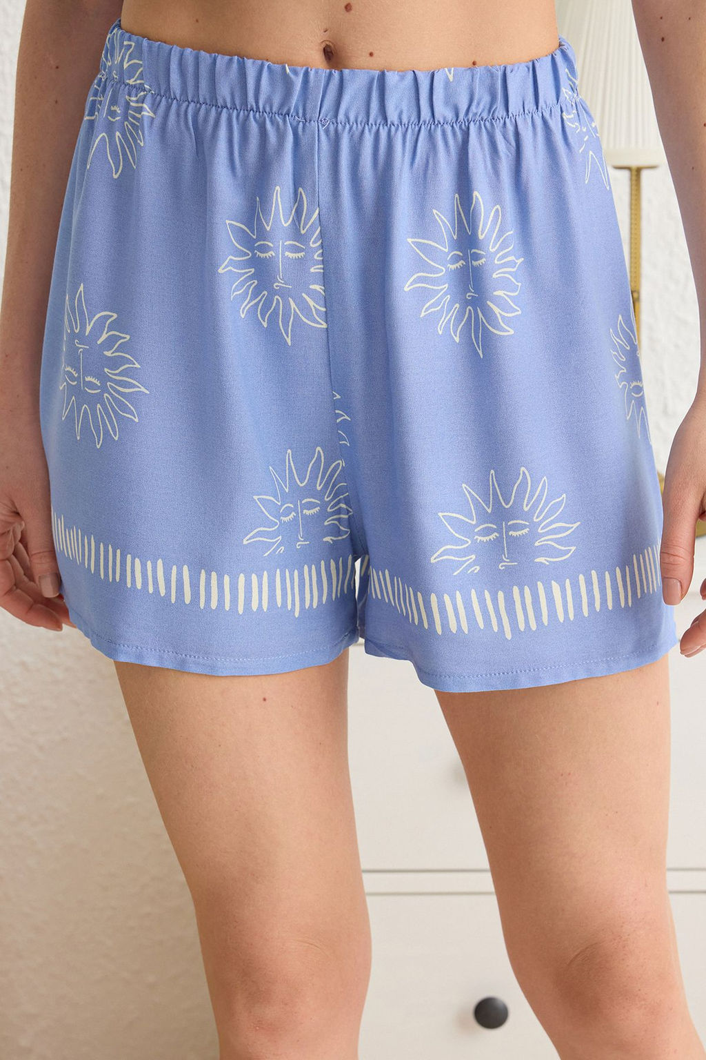 Trendyolmilla Ekru-Lacivert Gunes Desenli Viskon Sortlu Dokuma Pijama Tak?m? THMSS24PT00009  фото 35