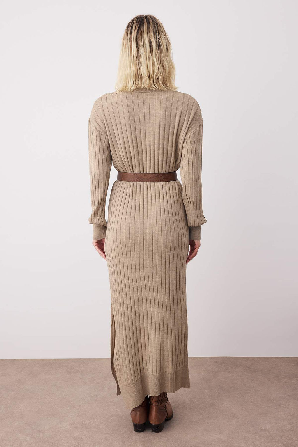 Siyah Duz Midi Y?rtmac Detayl? Kemerli Triko Uzun Elbise TWOAW26EL00098 - Trendyolmilla фото 8