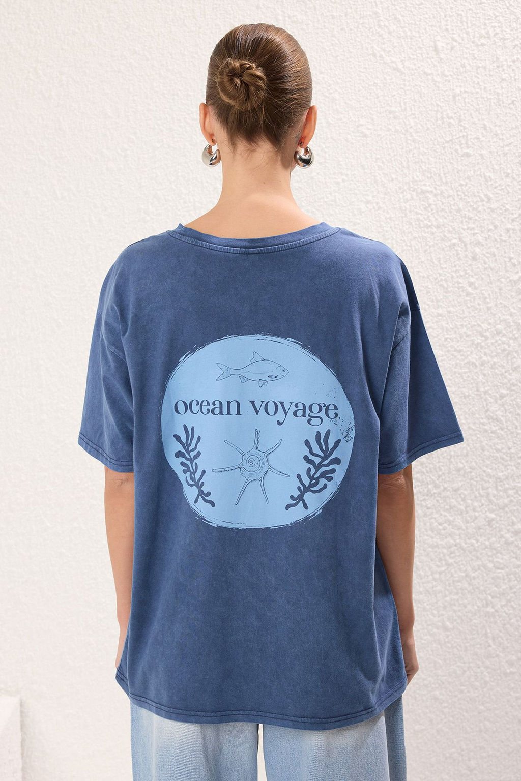 TRENDYOLMILLA Indigo Y?kamal? ve S?rt Bask?l? Oversize/Genis Kal?p Orme T-Shirt TWOSS25TS00058 фото 4