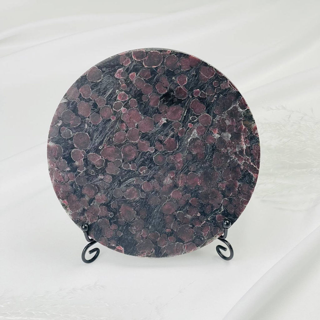 Подставка декоративная из Граната с Арфведсонитом