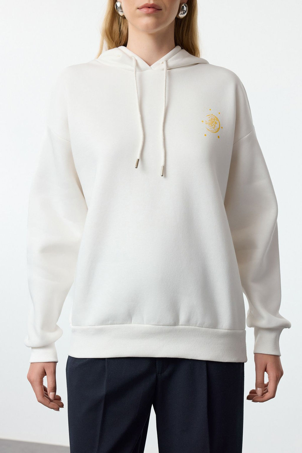 Ekru Kal?n Ici Polarl? Kapusonlu Bask?l? Oversize/Genis Kal?p Orme Sweatshirt TWOAW24SW00136