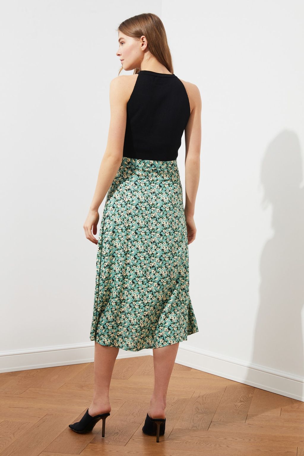 TRENDYOLMILLA Siyah Y?rtmac Detayl? Cicek Desenli Viskon Kumasl? Midi Dokuma Etek TWOSS20ET0230 фото 15